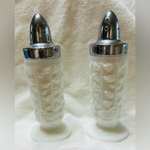 Vintage Westmoreland milk glass salt & pepper shakers. Excellent condition.